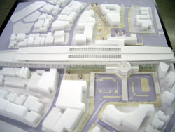 駅を中心とした全景のD案模型　