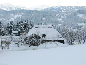 冬：深雪の茅葺きの家（写真）