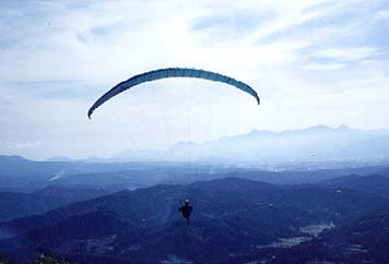 尾神岳でのパラグライダーの写真