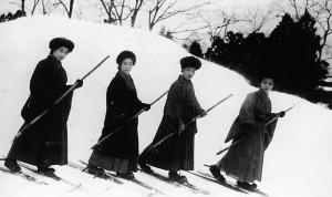 女性たちの当時のスキー練習風景（写真）