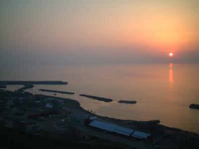 日本海に沈む夕日（写真）