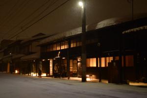 ライトアップ後の旧今井染物屋（写真）