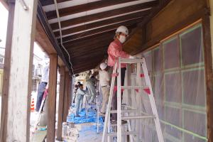 竹内電気商会の塗装作業（写真）