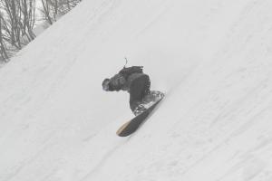 スノーボードをする竹内雄介さん（写真）