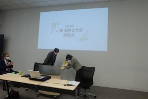 宮川会長から北川さんへ花束を贈呈（学研ビル会議室）（写真）