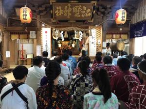 江野神社内での祇園祭発輿祭の様子（写真）