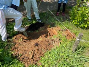参加者が土壌改良のための穴を掘る様子の写真