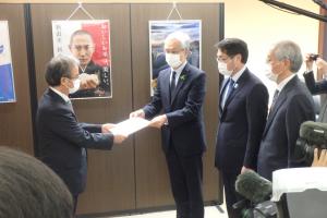 花角新潟県知事へ知事へ要望書提出（写真）