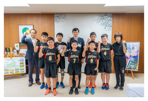 全日本バレーボール小学生大会に出場するグリーンファイターズによる市長表敬訪問(写真)