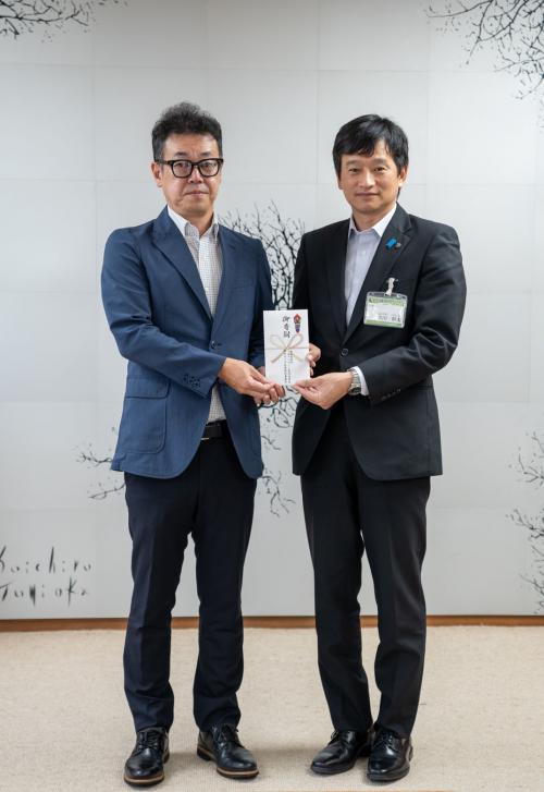観桜会美化キャンペーン実行委員会から協賛金を受領する市長（写真）