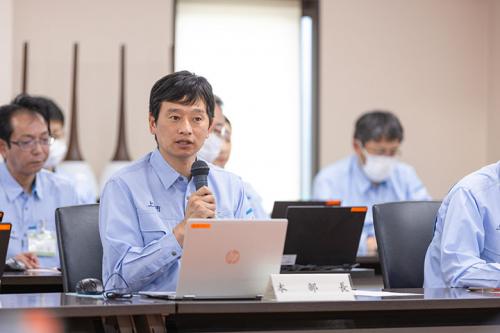上越市災害対策本部会議訓練で発言する市長（写真）