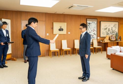早川教育長への任命書の交付の様子(画像)