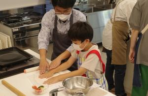 米粉料理教室に参加する親子（写真）
