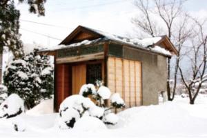 赤坂家屋敷の入口に建つお堂の写真