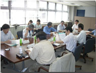 財団法人地方自治総合研究所での会議の様子（写真）