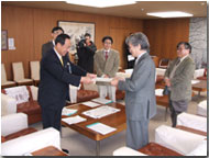 市長への報告(写真)