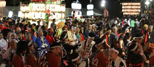 みこしで賑わう、大潟まつりかっぱ伝説「かっぱ祭り」の様子（写真）