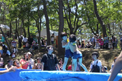 水上の土俵でとる、子どもカッパの相撲大会（写真）