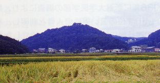 箕冠山（写真）