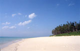 沖縄県宮古島・城辺町の青い空と海、白い砂浜（写真）