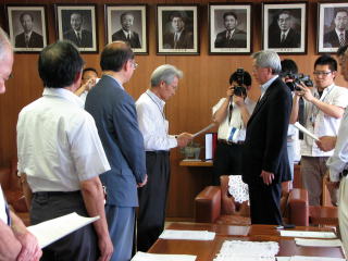 議会基本条例最終答申の様子（写真1）