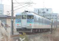 信越本線を走る普通電車（写真）