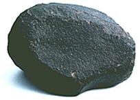 櫛池隕石は、直径約18センチメートルで色は黒褐色です（写真）
