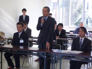 委員の皆さんにお礼を述べる村山市長の様子