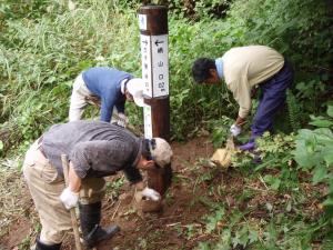 久々野峠道を整備し、標柱を設置している様子（写真）