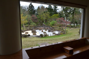 窓から望む日本庭園の風景（写真）