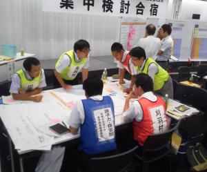 平成24年8月28日　原子力災害時における避難のあり方を議論するため「集中検討合宿」グループ別検討の様子（写真）