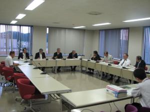 議会基本条例検証委員会の様子（写真）