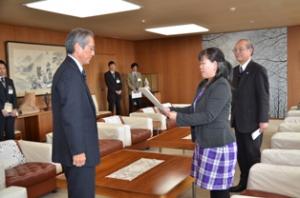 意見書の提出の様子（写真）