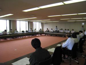 庁内検討会議の様子（写真）