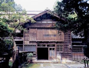 富永家住宅の主屋と米蔵（画像）