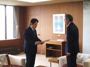 審議会の会長から市長への中間報告の様子（写真）