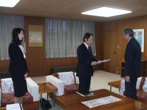 審議会の答申の様子その2（写真）