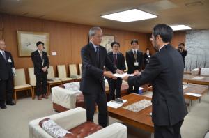 報告書提出の様子（写真）