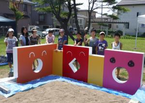塗り終わった遊具の前で記念撮影(写真)