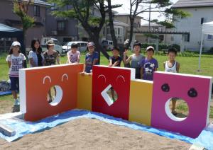 塗り終わった遊具の前で記念撮影（写真）