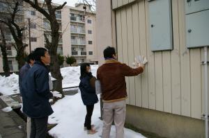 建物の色彩を測定（現地確認の様子、写真）