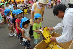 8月9日園児にお菓子を配る様子（写真）