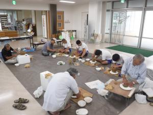 土器づくりの指導や土器づくりをする応援団員たちの様子