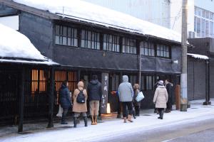 旧今井染物屋調査の様子（写真）