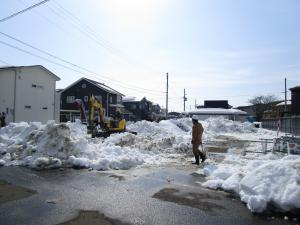 平成30年2月27日　保護者駐車場排雪作業の様子（写真）
