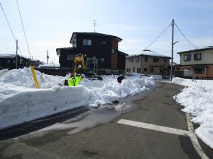 平成30年2月27日　思いやり駐車場排雪作業の様子（写真）
