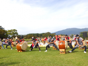 「火のアートフェスティバル2017」（東御市開催）で名立太鼓と信州御牧太鼓の合同演奏をしている様子（写真）