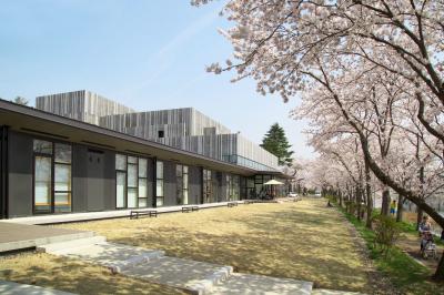 市民交流施設高田城址公園オーレンプラザ（写真）