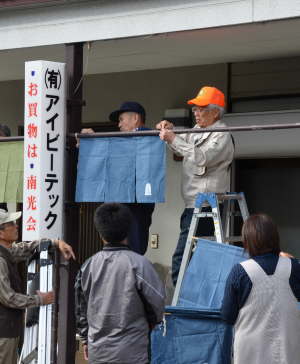 アイビーテックのれん飾りつけ（写真）