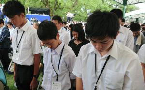 平和記念式典での黙祷（写真）